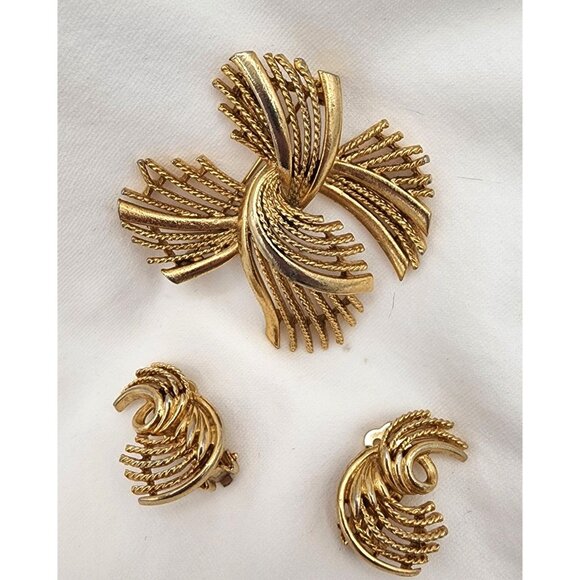 Vintage Lisner Brushed Gold Swirl MCM Brooch Clip On Earring Set 60s 70s Elegant - Picture 1 of 4